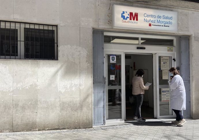Una mujer conversa con una trabajadora sanitaria en la puerta del Centro de Salud Núñez Morgado perteneciente a la zona básica de salud de Núñez Morgado, en el distrito de Chamartín, en Madrid (España), a 22 de marzo de 2021. Núñez Morgado es una de las
