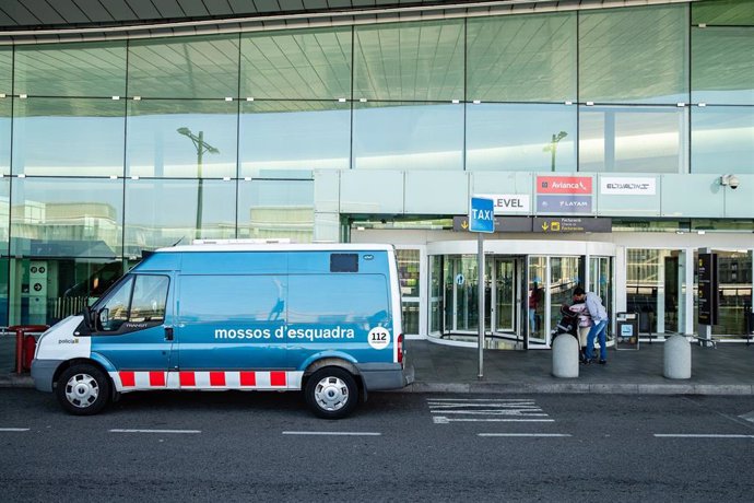 Archivo - Una furgoneta de los Mossos d'Esquadra aparca frente a la entrada del aeropuerto El Prat, en Barcelona / Catalunya (España), a 20 de marzo de 2020.