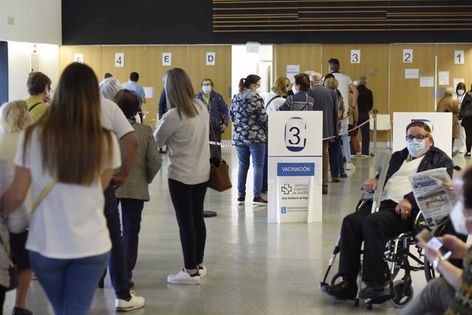 Personas mayores de 80 años, policías, bomberos y profesores esperan para ser vacunados con la dosis de Moderna y AstraZeneca respectivamente, en el hospital Álvaro Cunqueiro de Vigo, en Vigo, Pontevedra