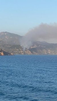Rescatadas por mar cinco personas, entre ellas una menor, al quedar aisladas tras incendio en Nerja