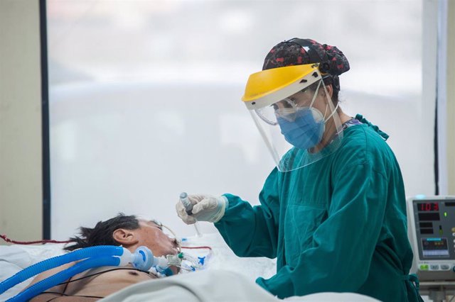 Un médico atiende a un paciente afectado por COVID-19 en Quito.