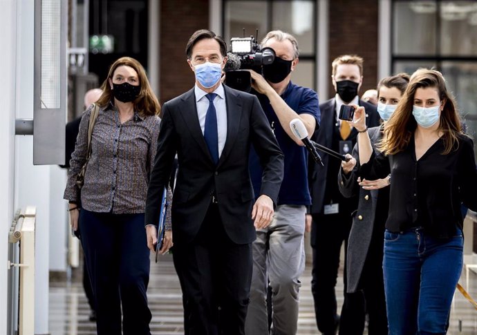 01 April 2021, Netherlands, The Hague: Netherlands' Prime Minister Mark Rutte (2nd L) is followed by journalists in the parliament building. Rutte is in serious trouble after he misinformed parliament and actively sought to move an inconvenient lawmaker