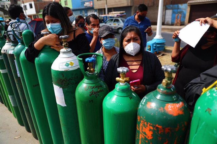 Archivo - Ciudadanos peruanos esperan para rellenar cilindros de oxígeno.  