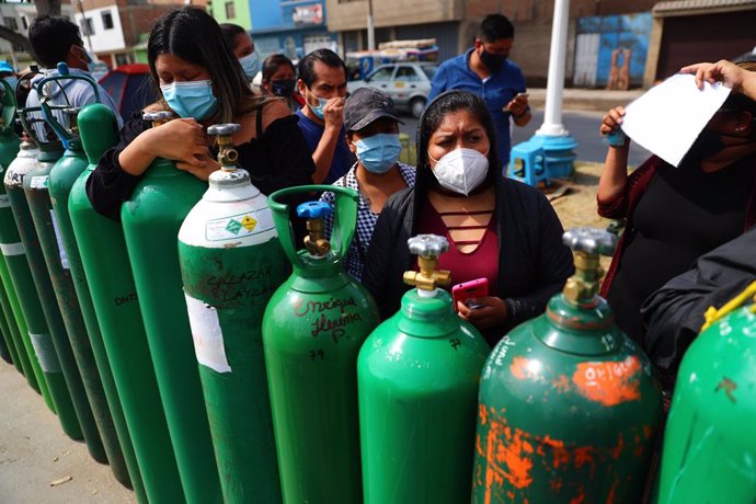 Archivo - 07 February 2021, Peru, Lima: Several people wait to refill their oxygen tanks, stating that they have been waiting for two days and the prices have been increased. Photo: -/El Comercio via GDA via ZUMA Wire/dpa