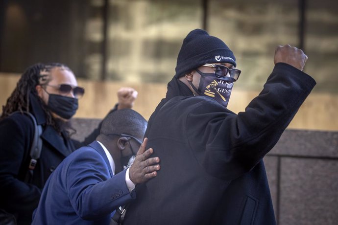 01 April 2021, US, Minneapolis: George Floyd's family member Philonise Floyd makes his way into the Hennepin County Government Center for the fourth day of the trial against former Minneapolis police officer Derek Chauvin in the death of George Floyd. P