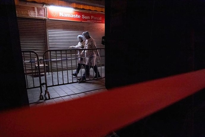 Archivo - Funcionarios en las calles de Hong Kong.