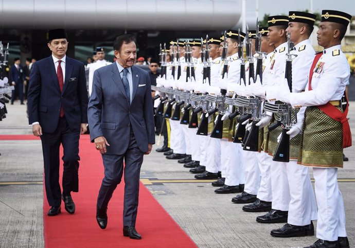 Archivo - El sultán de Brunéi, Hassanal Bolkiá (d), durante una visita oficial a Malasia