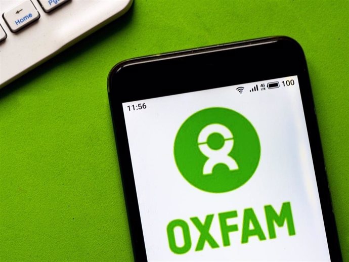 Archivo - Logo de Oxfam en un teléfono móvil