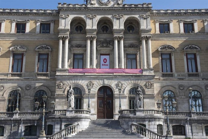 Bandera del Athletic en la balconada del Ayuntamiento de Bilbao