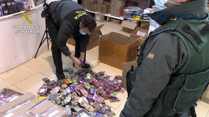 Imagen de algunos de los productos intervenidos por la Guardia Civil