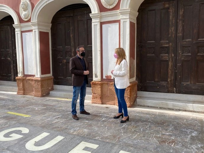 Los concejales de Contratación y de Cultura del Ayuntamiento de Lorca, Isidro Abellán y María Ángeles Mazuecos, supervisan los trabajos