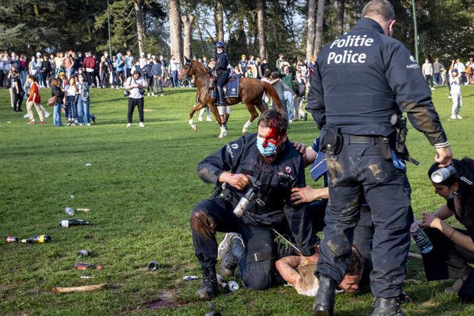 Enfrentamientos en un parque de la capital de Bélgica, Bruselas, por las restricciones frente al coronavirus