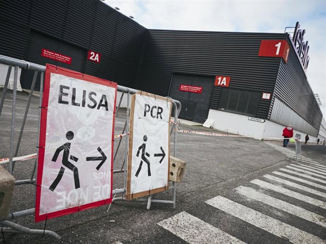 Archivo - Indicadores de realización de test antígenos y PCR de detección del COVID-19 en el Recinto ferial de Navarra (REFENA)