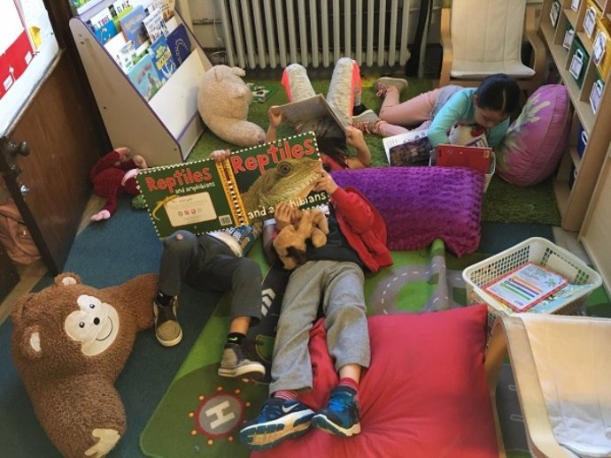 Archivo - Un grupo de niños leyendo