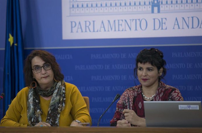 Archivo - Las diputadas andaluzas no adscritas Ángela Aguilera (i) y Teresa Rodriguez (d), en una foto de archivo. En el Parlamento de Andalucía, a 22 de enero de 2020.