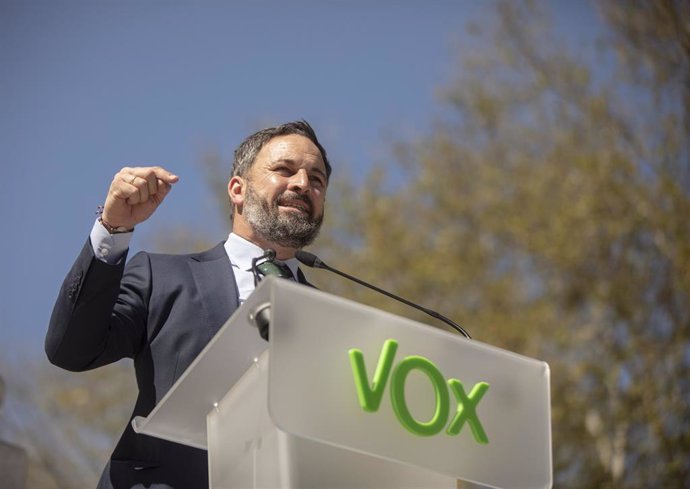 El presidente de Vox, Santiago Abascal (c), en la Plaza Nueva, durante una rueda de prensa para analizar los últimos acontecimientos de la actualidad política nacional. En Sevilla (Andalucía, España), a 17 de marzo de 2021.