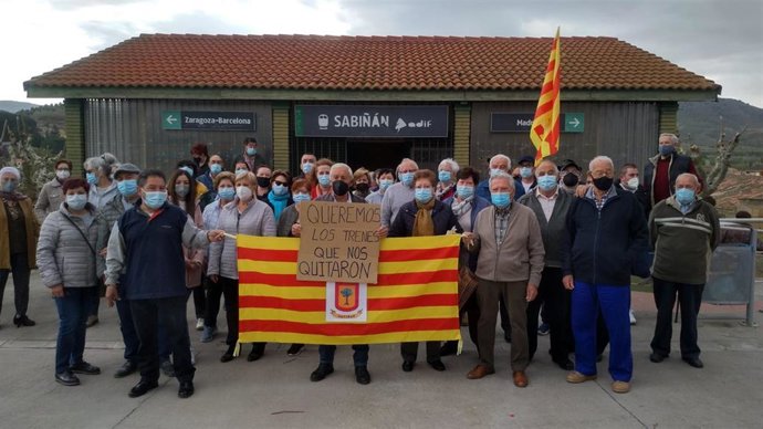 Cientos de vecinos del valle del Jalón claman contra Renfe por el abandono de la línea ferroviaria. En la imagen  la estación de Sabiñán