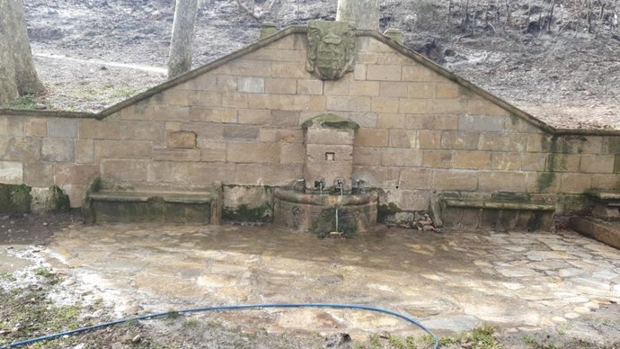 El Ayuntamiento de Logroño limpia la Fuente del Encino y adecúa su entorno en el barrio de Varea