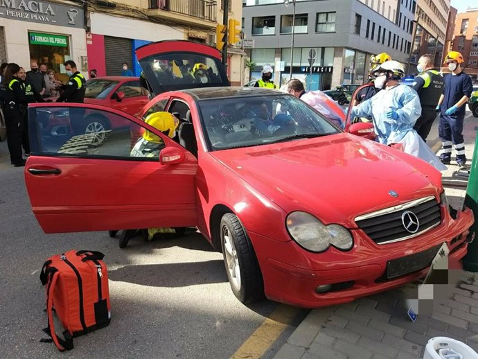 EFectivos de Bomberos de Málaga intervienen en el accidente de un coche en el que los dos ocupantes han resultado heridos