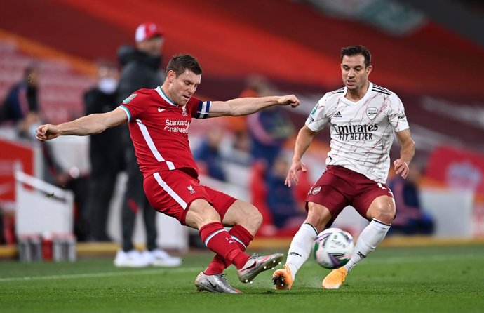 Archivo - 01 October 2020, England, Liverpool: Liverpool's James Milner (L) and Arsenal's Cedric Soares in action during the English Carabao Cup fourth round soccer match between Liverpool and Arsenal at the Anfield. Photo: Laurence Griffiths/PA Wire/dpa
