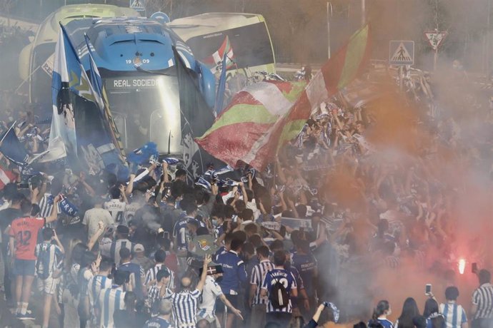 Miles de aficionados despiden a la Real Sociedad sin respetar las distancias de seguridad