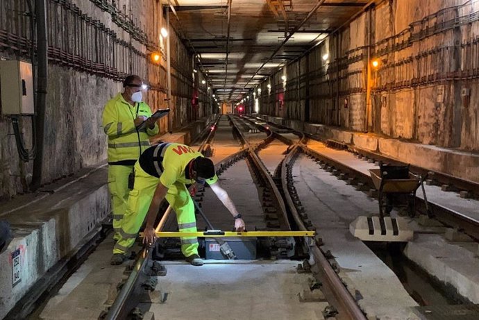 Operarios realizando labores de mantenimiento en el metro de Málaga