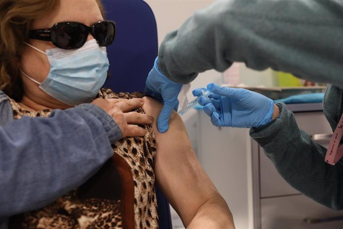 Una trabajadora sanitaria administra una vacuna contra el Covid-19 en el Hospital Isabel Zendal.