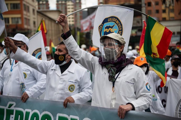 17 March 2021, Bolivia, La Paz: Doctors take part in a protest against the arrest of Bolivia's former interim president Jeanine Anez and other ex-ministers. A group of doctors took part in the rally, calling for the repeal of a new law which, in their v