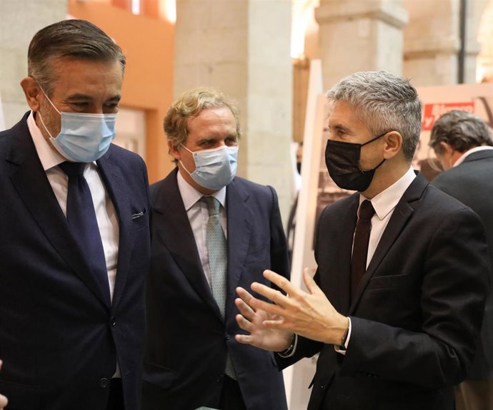 Archivo - Imagen de archivo del ministro del Interior, Fernando Grande-Marlaska y el consejero madrileño de Interior, Justicia y Víctimas, Enrique López.