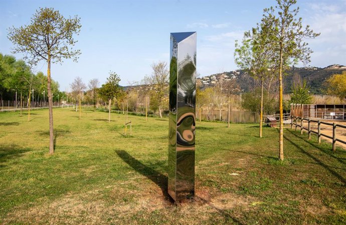 El monolito aparecido en una playa de Platja d'Aro (Barcelona)