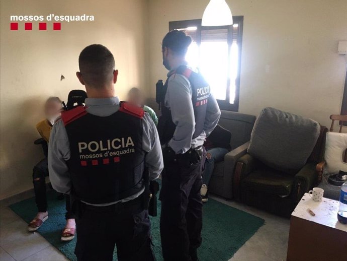Los Mossos d'Esquadra entran en un piso para detener a uno de los presuntos ladrones.