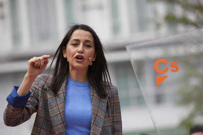 La líder de Ciudadanos, Inés Arrimadas durante la presentación de Edmundo Bal como candidato a la presidencia de la Comunidad de Madrid en la Plaza de Santa Ana, en Madrid (España), a 27 de marzo de 2021. La presentación como candidatos del partido nara