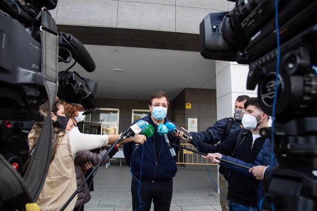 El presidente de la Junta de Extremadura, Guillermo Fernández Vara, ofrece declaraciones a los medios tras recibir la primera dosis de la vacuna contra el Covid-19, a 2 de abril de 2021, en el Hospital Universitario de Badajoz