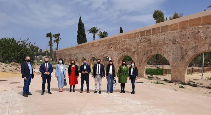 La delegación de diputados del Grupo Parlamentario Popular (GPP) de la Asamblea Regional, con el alcalde Joaquín Buendía