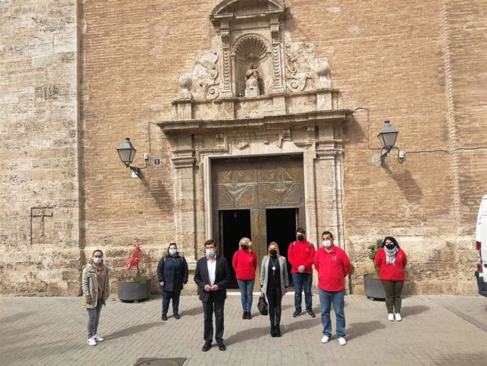 El portavoz de Cs en el Ayuntamiento de Valncia, Fernando Giner, y la edil de esta formación Amparo Picó junto a representantes de la Semana Santa Marinera.