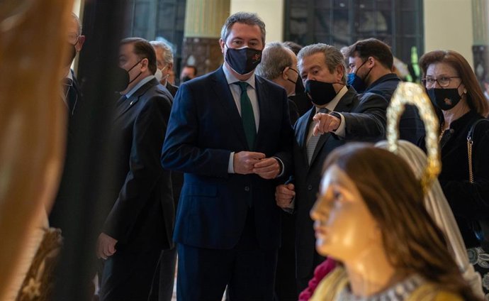 Juan Espadas en un acto de hermandades