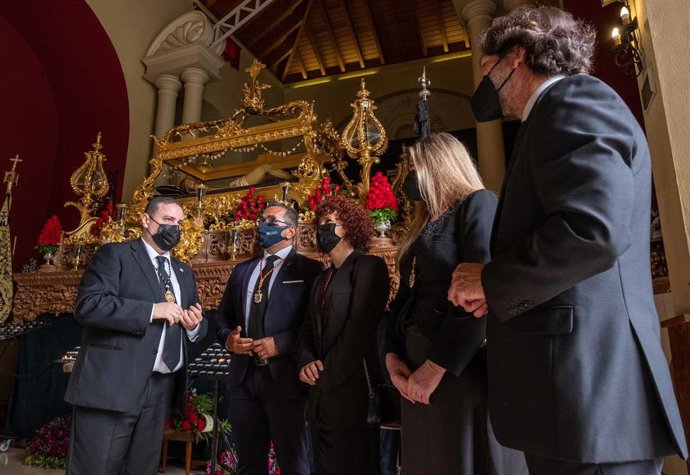 La Diputación visita la Ermita de La Soledad y entrega un ramo de flores a la Hermandad del Santo Entierro.