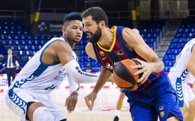 Archivo - Rivero (Burgos) y Mirotic (Barça)