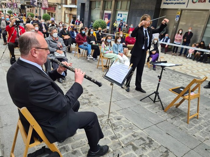 Música procesional en plena calle en Jaén