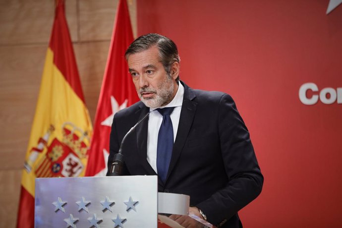 Archivo - El consejero de Justicia, Interior y Víctimas, Enrique López, interviene durante una rueda de prensa en la Real Casa de Correos.