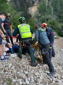 Evacuación de la senderista herida.