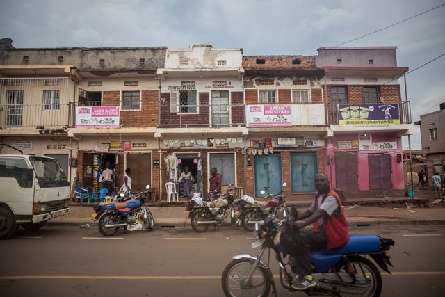 Archivo - 01 April 2020, Uganda, Gulu: A man rides a motorcycle through a street in Gulu. Uganda has imposed night-time curfews and banned all private road traffic with immediate effect to halt the spread of the Coronavirus. Photo: Sally Hayden/SOPA Ima
