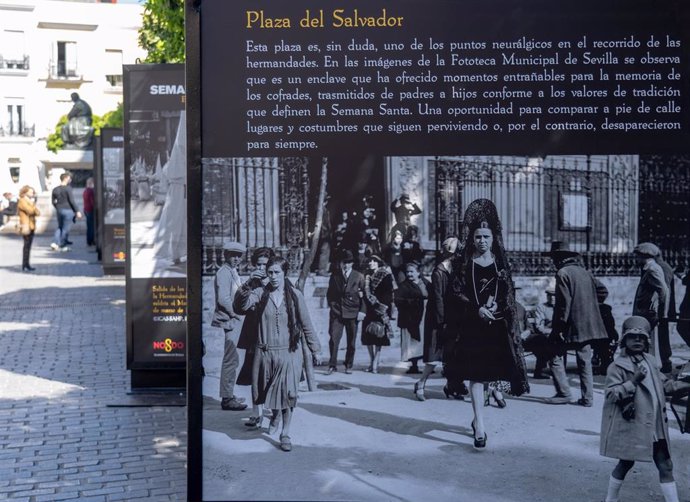 "Mupis fotográficos" de gran formato de la Semana Santa de los siglos XIX y XX, expuestos en la Plaza del Salvador de Sevilla