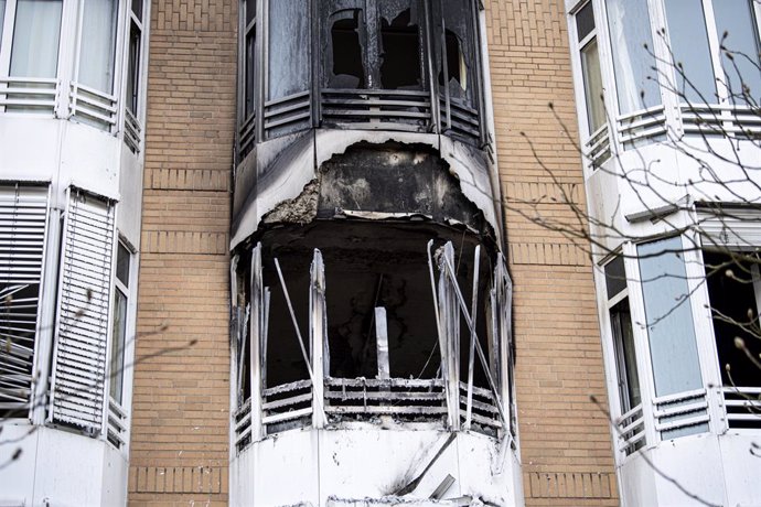 02 April 2021, Berlin: Black soot can be seen on the facade of the Helios Emil von Behring Clinic in Berlin-Zehlendorf after a room burned out completely overnight. One patient dies and five others are injured. Photo: Fabian Sommer/dpa