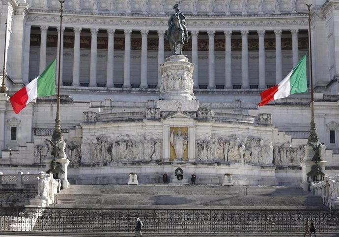 Monumento a Víctor Manuel II con las banderas a media hasta en homenaje a la víctimas del coronavirus.
