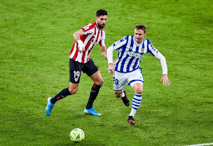 Archivo - Kenan Kodro y Nacho Monreal pelean por un balón en un partido de Liga de esta temporada