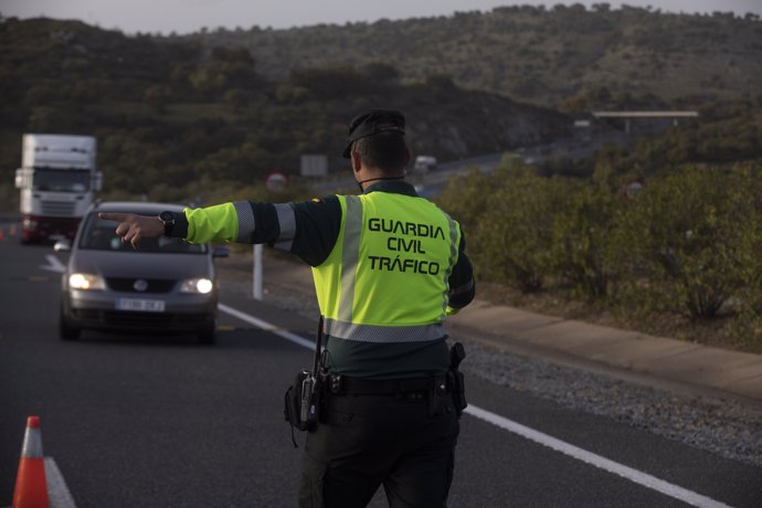 Un agente de la Guardia Civil durante un control de movilidad en la Autovía de la A-66 dirección Sevilla en las inmediaciones del El Roquillo, Sevilla (Andalucía, España), a 26 de marzo de 2021.
