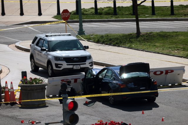 El Capitolio de Estados Unidos, cerrado después de que un coche embistiera contra dos agentes de Policía