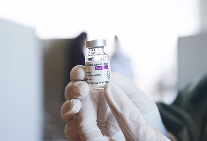Una profesional sanitaria sostiene un vial con la vacuna de AstraZeneca, durante el inicio de la campaña de vacunación masiva frente al Covid-19, en el Palacio de Exposiciones y Congresos de Santander, en Cantabria (España), a 31 de marzo de 2021. Canta
