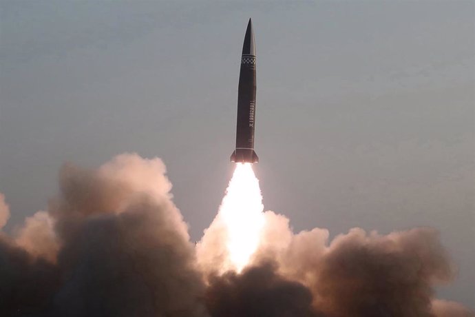 Lanzamiento de un nuevo tipo de misil guiado táctico desde la ciudad norcoreana de Hamju.
